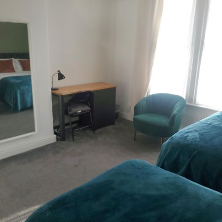 Leeds 4-Bed House - Sleeps 9 Free Parking & Wifi Villa Dış mekan fotoğraf