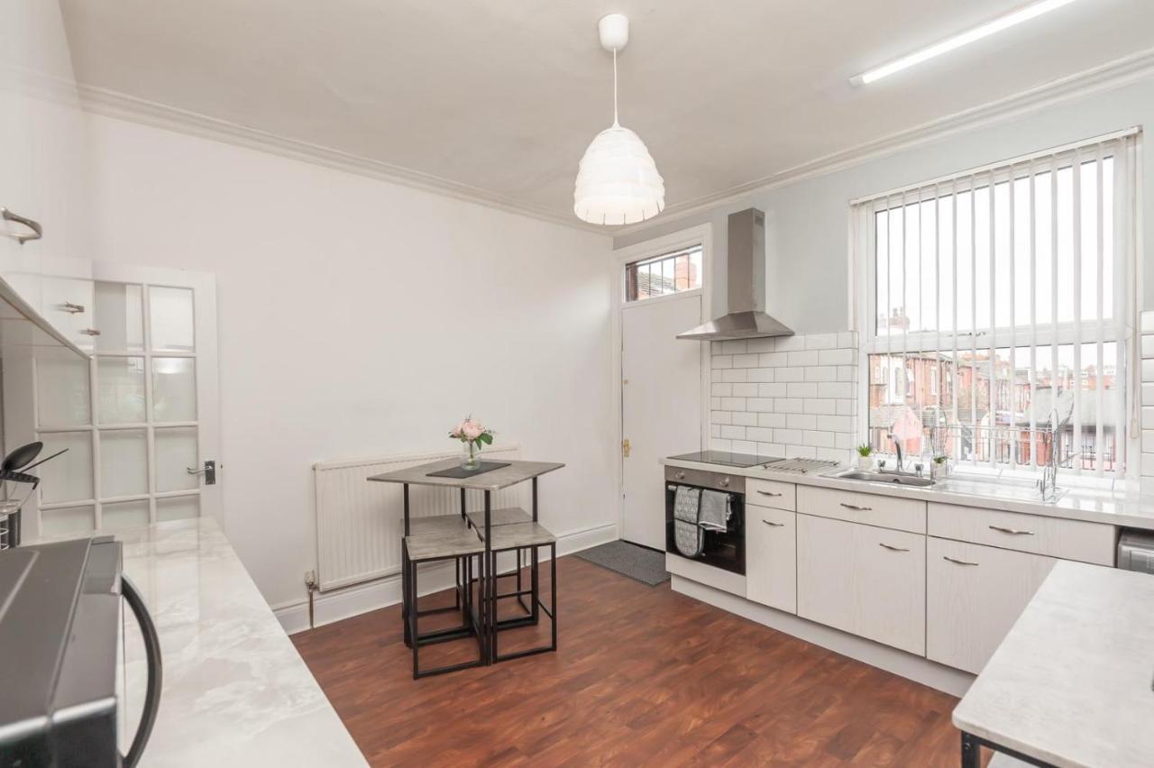 Leeds 4-Bed House - Sleeps 9 Free Parking & Wifi Villa Dış mekan fotoğraf