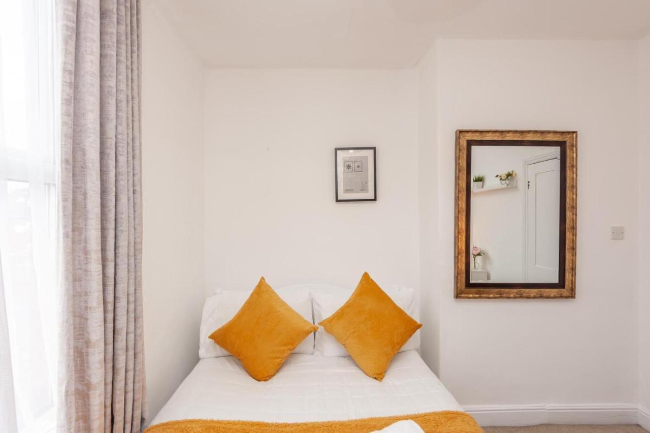 Leeds 4-Bed House - Sleeps 9 Free Parking & Wifi Villa Dış mekan fotoğraf