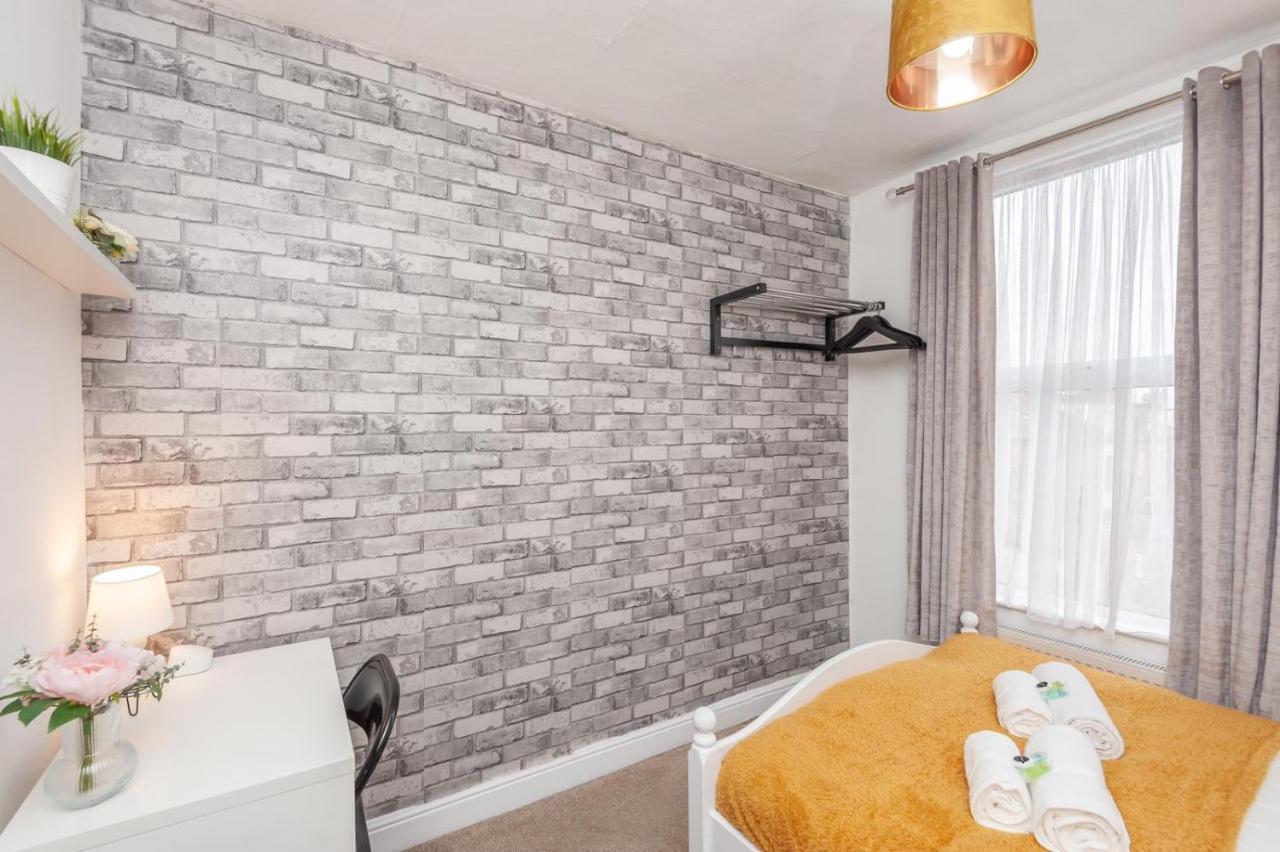 Leeds 4-Bed House - Sleeps 9 Free Parking & Wifi Villa Dış mekan fotoğraf
